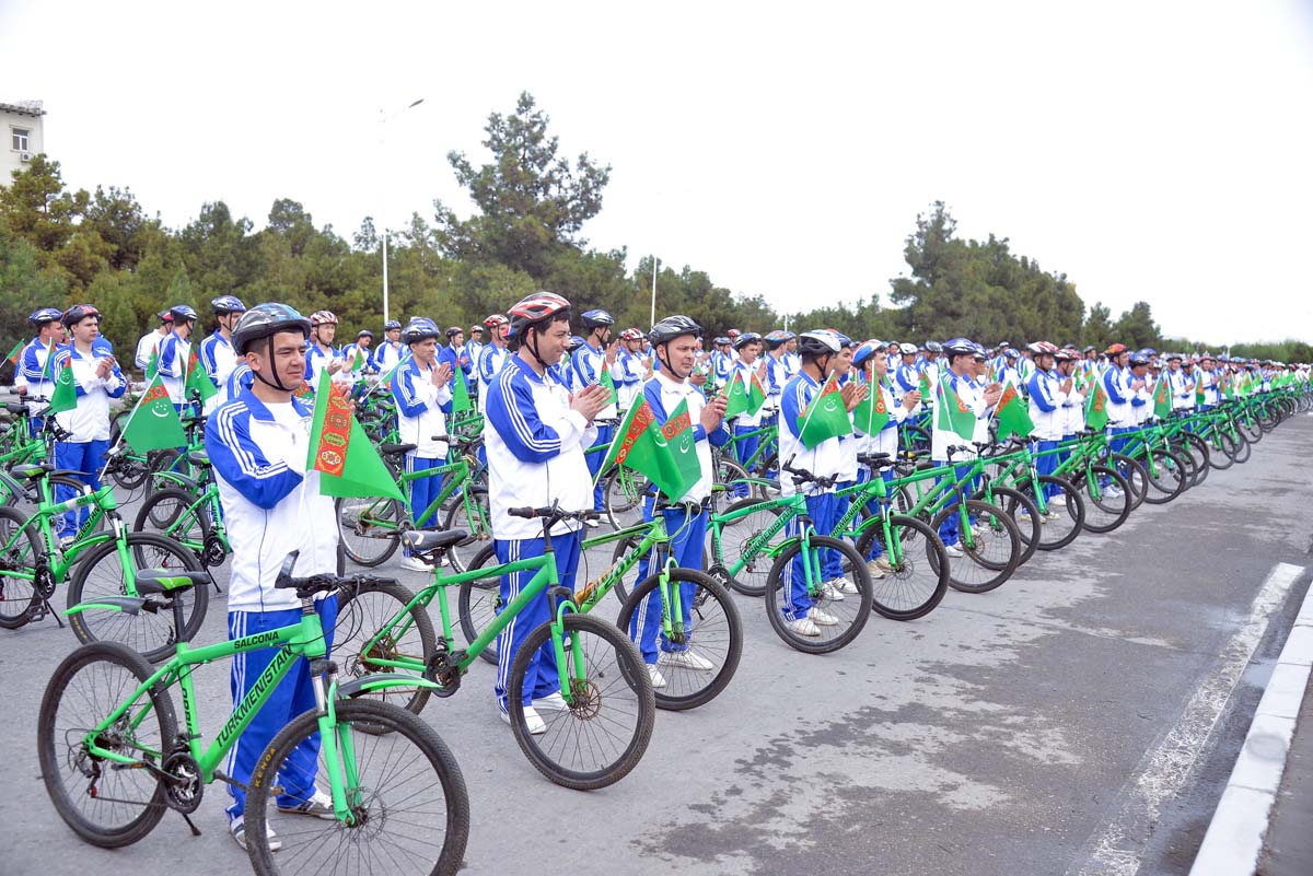 Türkmenistanyň Prezidenti Serdar Berdimuhamedow köpçülikleýin welosipedli ýörişe gatnaşdy